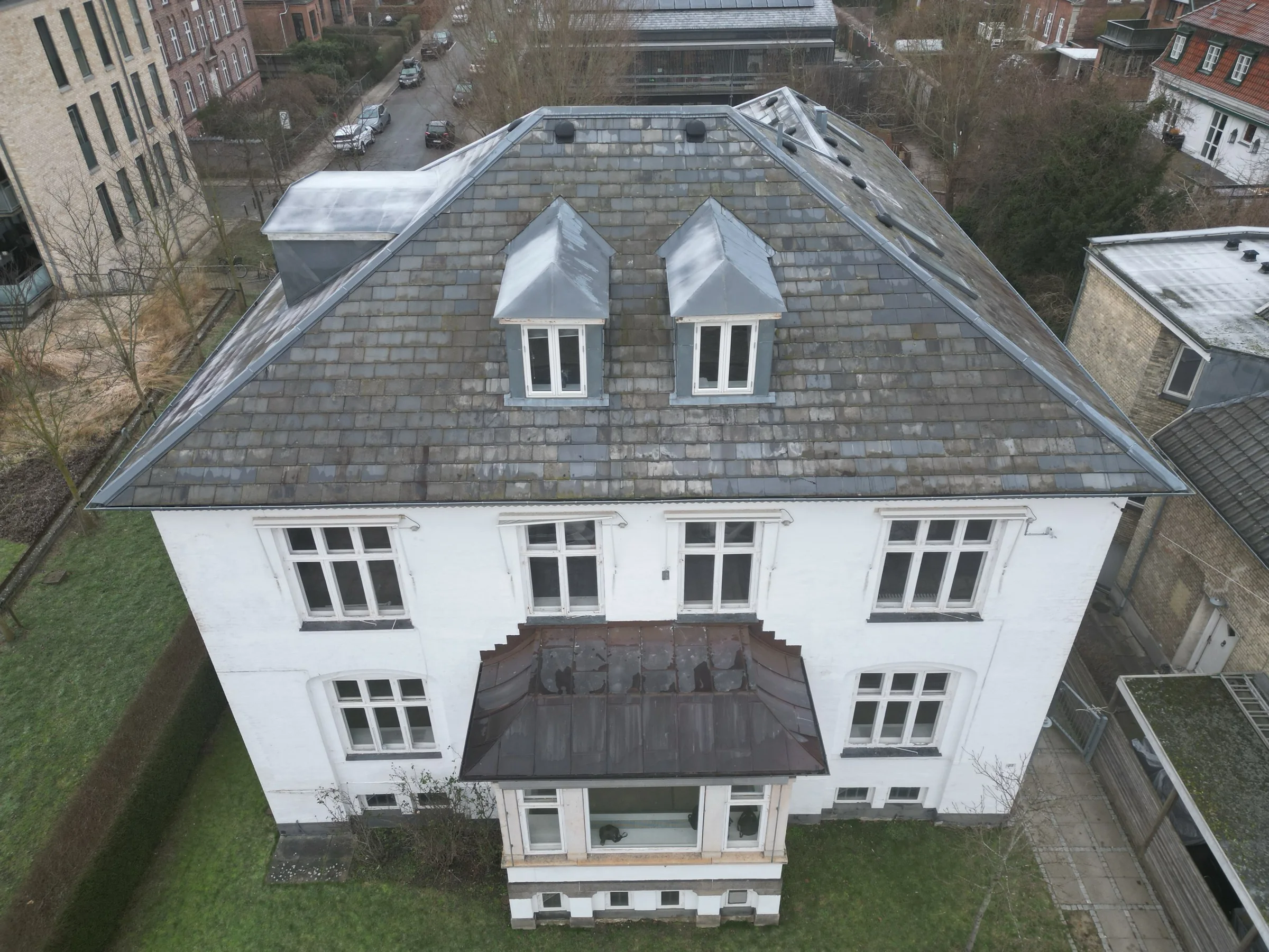 Facade og tagkonstruktion fra oven